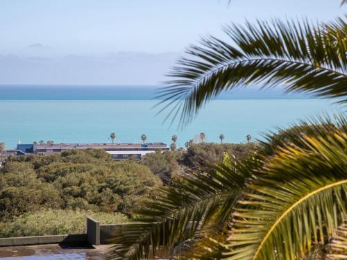 - une vue sur l'océan depuis un palmier dans l'établissement Apartment Les Coralines by Interhome, à Villeneuve-Loubet