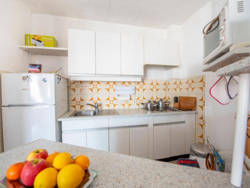 une cuisine avec un bol de fruits sur un comptoir dans l'établissement Apartment Le Miramar-2 by Interhome, à Cavalaire-sur-Mer