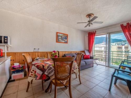 - une cuisine et une salle à manger avec une table et un canapé dans l'établissement Apartment Le Miramar-2 by Interhome, à Cavalaire-sur-Mer