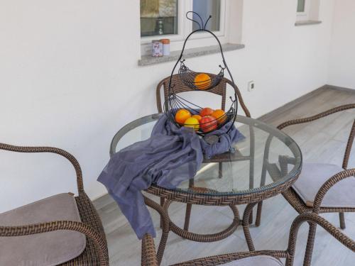 una mesa de cristal con una cesta de fruta. en Apartment Villa Amra-1 by Interhome, en Poreč