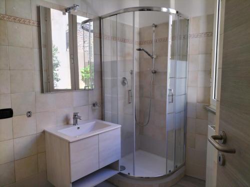 ein Bad mit einer Dusche und einem Waschbecken in der Unterkunft Casa Di Francesco in Velletri
