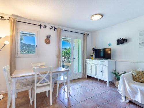 une salle à manger avec une table et une télévision dans l'établissement Apartment Cap Négre - Domaine de la Pinède-21 by Interhome, au Lavandou