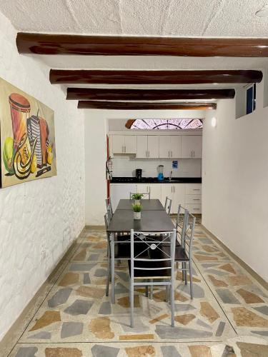 a kitchen and dining room with a table and chairs at Hotel Cabañas Villa Roca, Rodadero in Santa Marta