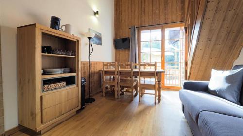 un salon avec une table et un canapé dans l'établissement Atmosphere Lodge, à Les Deux Alpes