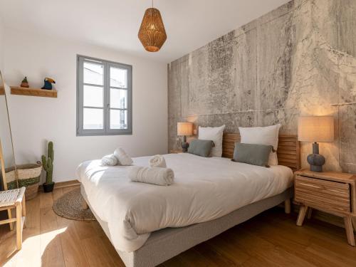 une chambre avec un grand lit avec deux serviettes dessus dans l'établissement Apartment Casa Odeva by Interhome, à Bonifacio