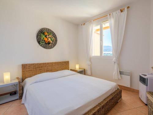une chambre blanche avec un lit et une fenêtre dans l'établissement Apartment Terre du Soleil-2 by Interhome, à Sainte-Maxime