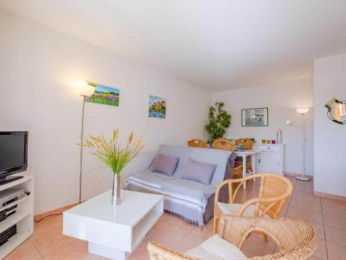 un salon avec un canapé et une table dans l'établissement Apartment Terre du Soleil-2 by Interhome, à Sainte-Maxime