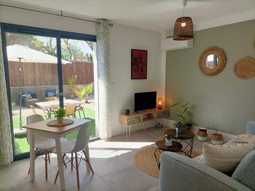 Posezení v ubytování Douce Provence Magnifique appartement neuf avec jardin proche du centre ville