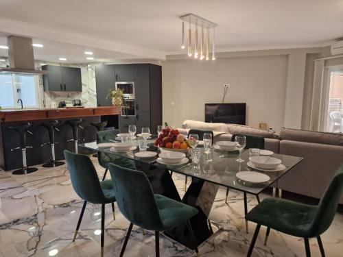 een eetkamer en een keuken met een tafel en stoelen bij Apartment T2 Cassias by Interhome in Vilamoura