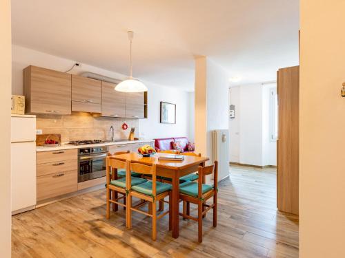 een keuken met een tafel en stoelen in een kamer bij Apartment Nonna Gio by Interhome in Dorio
