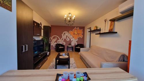 普洛耶什蒂的住宿－MMT SweetHome 2，客厅配有沙发和桌子