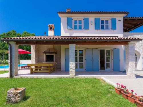 Cette maison dispose d'une terrasse et d'une table de pique-nique. dans l'établissement Villa Azura by Interhome, à Marčana
