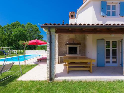 Kolam renang di atau dekat dengan Villa Azura by Interhome
