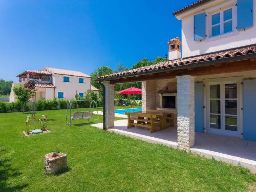 Taman di luar Villa Azura by Interhome