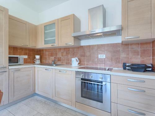 Dapur atau dapur kecil di Villa Azura by Interhome
