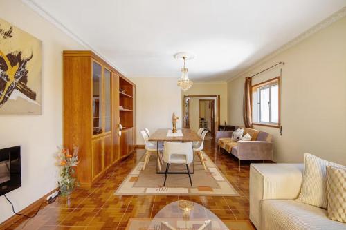 a living room with a table and a couch at Villa da floresta in Arcos