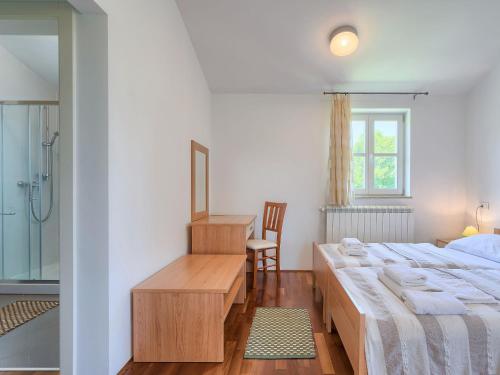 Katil atau katil-katil dalam bilik di Villa Azura by Interhome