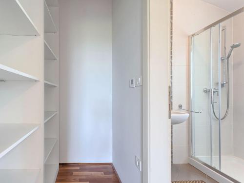 Bilik mandi di Villa Azura by Interhome