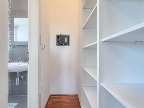 Bilik mandi di Villa Azura by Interhome