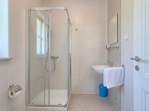 Bilik mandi di Villa Azura by Interhome