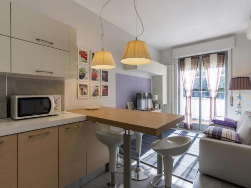 cocina con mesa y microondas en Apartment Borghouse by Interhome, en Borghetto Santo Spirito
