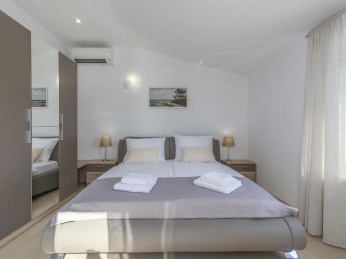 1 dormitorio con 1 cama con 2 toallas en Villa Villa Romina by Interhome, en Poreč