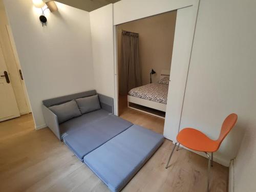 - un petit salon avec un canapé et une chaise dans l'établissement Grand T3 sur quai vue St-clair, à Sète