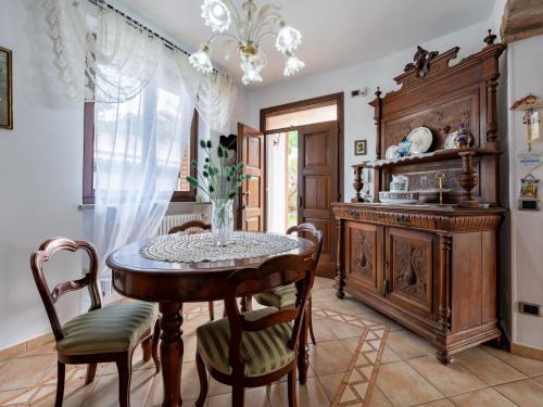 comedor con mesa y sillas en Holiday Home La Casa del Nonno by Interhome, en Montegrosso dʼAsti