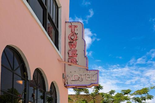 una señal de hotel neón en el lateral de un edificio en Roami at Tower Hotel - Calle Ocho, en Miami