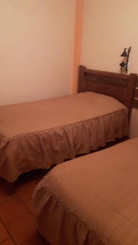 two beds sitting next to each other in a room at Cruz Popayan Sucre in Sucre