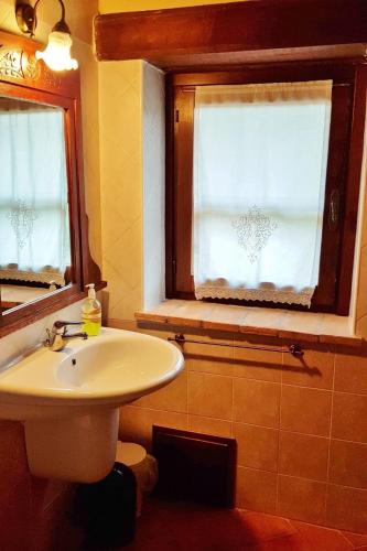 Ένα μπάνιο στο Holiday Home Tra Cielo e Terra by Interhome