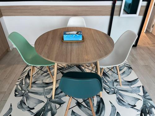 une table avec trois chaises et une boîte au-dessus dans l'établissement A 1 minutes du parc des expositions, à Paris