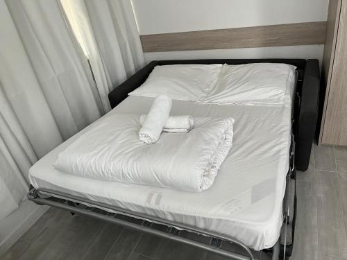- un lit avec des draps et des oreillers blancs dans l'établissement A 1 minutes du parc des expositions, à Paris