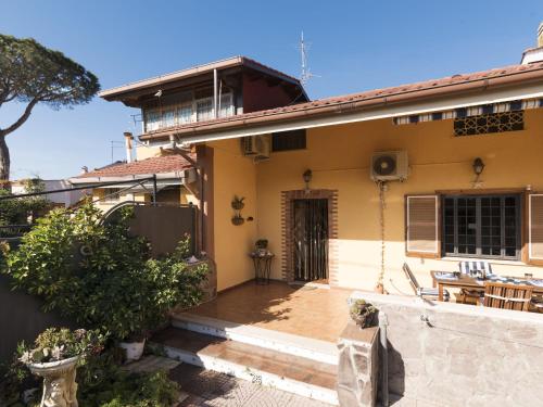 uma casa com uma varanda e uma mesa em frente em Holiday Home Mimosa by Interhome em Lido dei Pini