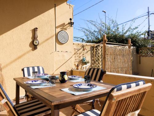 una mesa de madera y sillas en un patio en Holiday Home Mimosa by Interhome, en Lido dei Pini