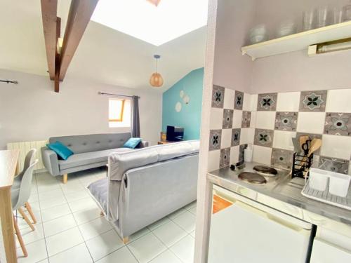 un salon avec un canapé et une table dans l'établissement Le Cathédrale,T3 en plein centre ville de Poitiers, à Poitiers