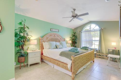 una camera con letto e ventilatore a soffitto di Jensen Beach Home with Heated Pool! a Jensen Beach