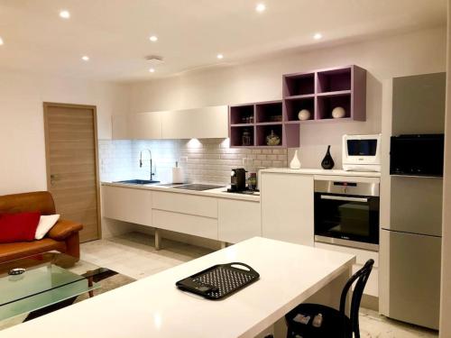 une cuisine avec une table et un comptoir dans l'établissement Appartement avec terrasse, à Villemomble