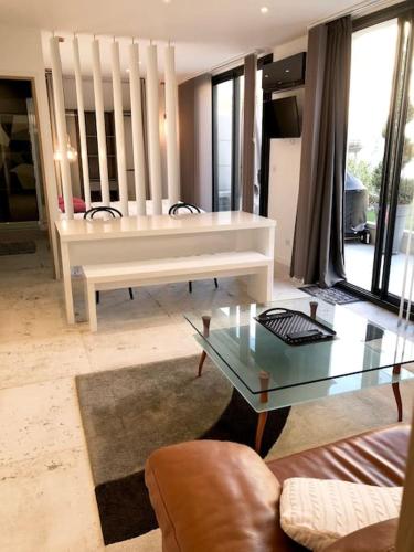 un salon avec un canapé et une table dans l'établissement Appartement avec terrasse, à Villemomble