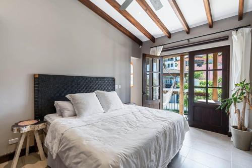 una camera da letto con un letto grande e una grande finestra di Trendy Condo with Modern Decor, Stunning Ocean Views, and Exclusive Beach Club Access a Playa Danta