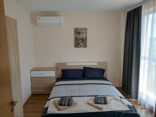 um quarto com uma cama com almofadas azuis em My Beach Home Kranevo em Kranevo