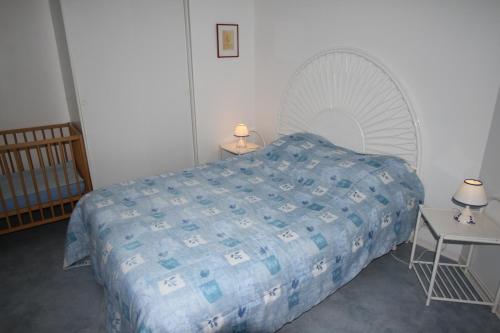 - une chambre avec un lit et une table avec deux lampes dans l'établissement Maison 8p sud bretagne 5km de la mer, à Saint-Molf