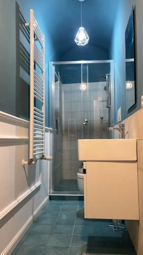 bagno con doccia, lavandino e servizi igienici di Casa di Andre a Cerveteri