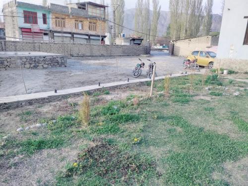 una bicicleta estacionada al lado de una calle en Baltistan Sarayee hotel £ Guest House, en Skardu