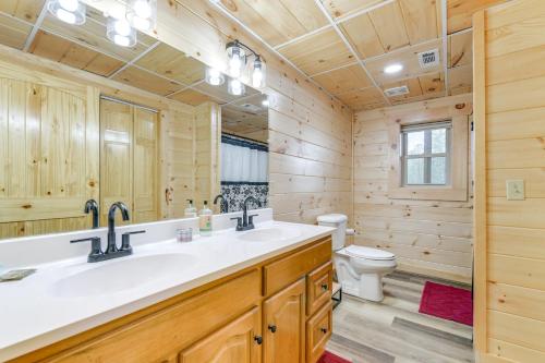 Koupelna v ubytování Smoky Mountain Cabin Rental with Hot Tub and Views!