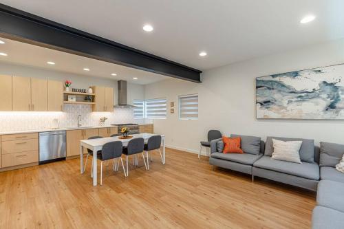 Sunny Modern Masterpiece with EV Charging and A/C_3