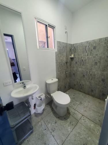 uma casa de banho com um WC e um lavatório em Hotelito La Aventura, private rooms with AC em Cartagena de Indias
