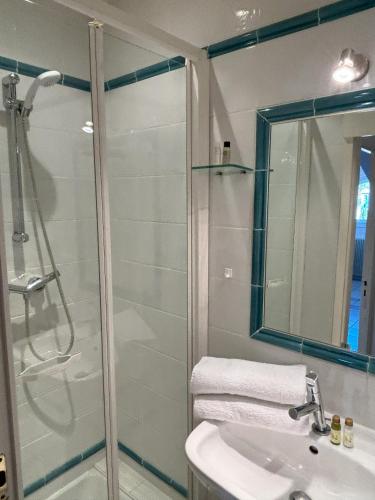 une salle de bain avec douche et lavabo dans l'établissement Appartement vue mer proches plages et congrès, à Cannes