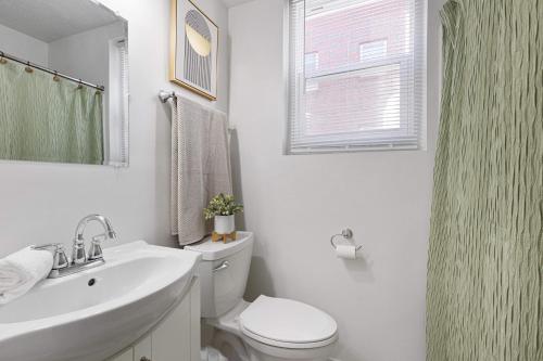 uma casa de banho branca com um WC e um lavatório em Nadia's Place em Omaha