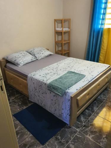 Bett in einem Zimmer mit in der Unterkunft DEJANIRA IMMOBILIER in Saint-Laurent du Maroni